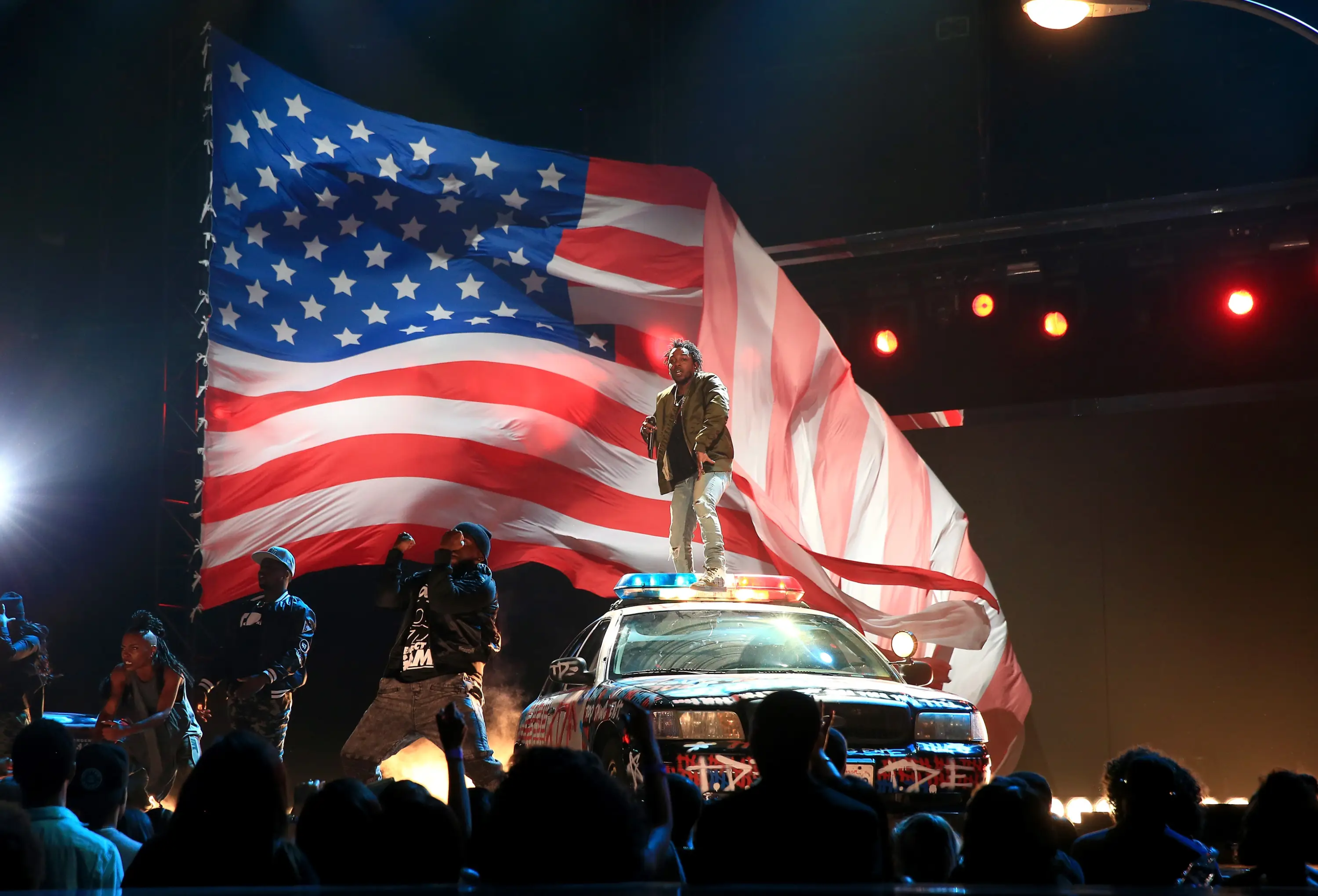 Кендрик Ламар выступает на BET Awards