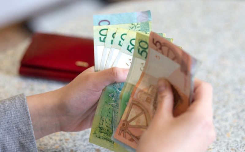 деньги в руках белорусские рубли