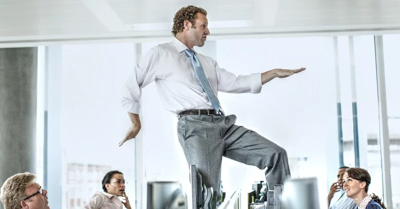 Мужчина танцует на столе