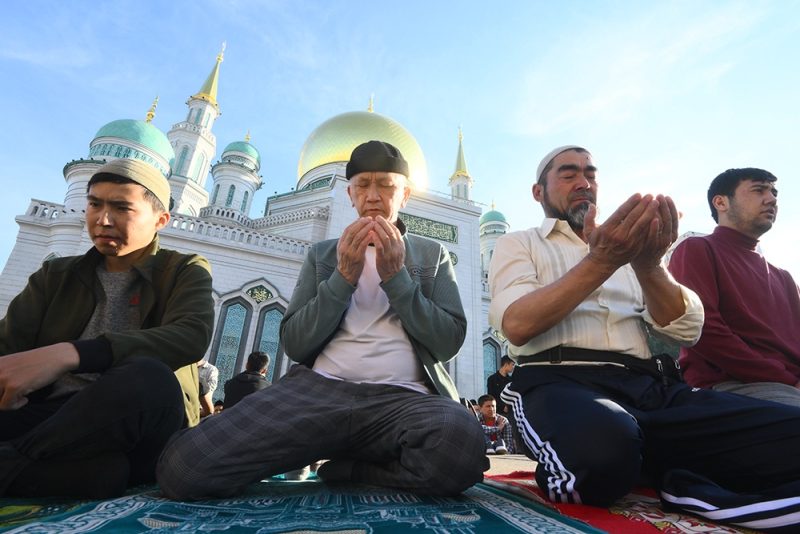 Мусульмане совершают намаз на Курбан-байрам