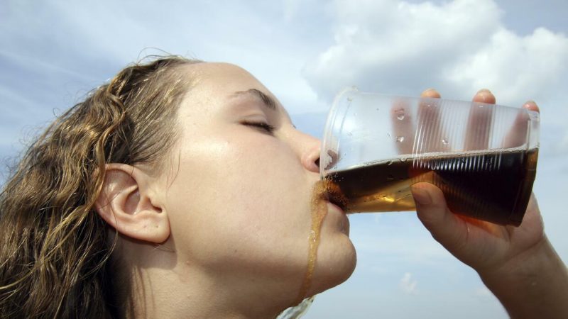 Девушка пьет квас