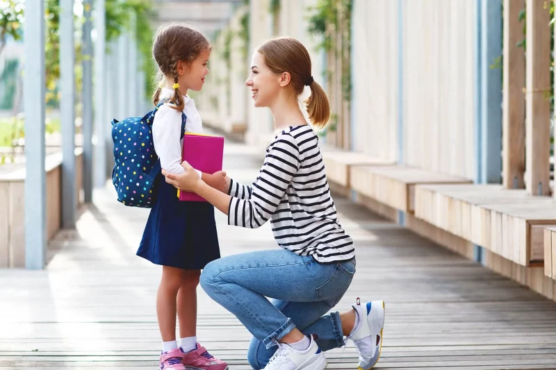 Первоклассница идет в школу