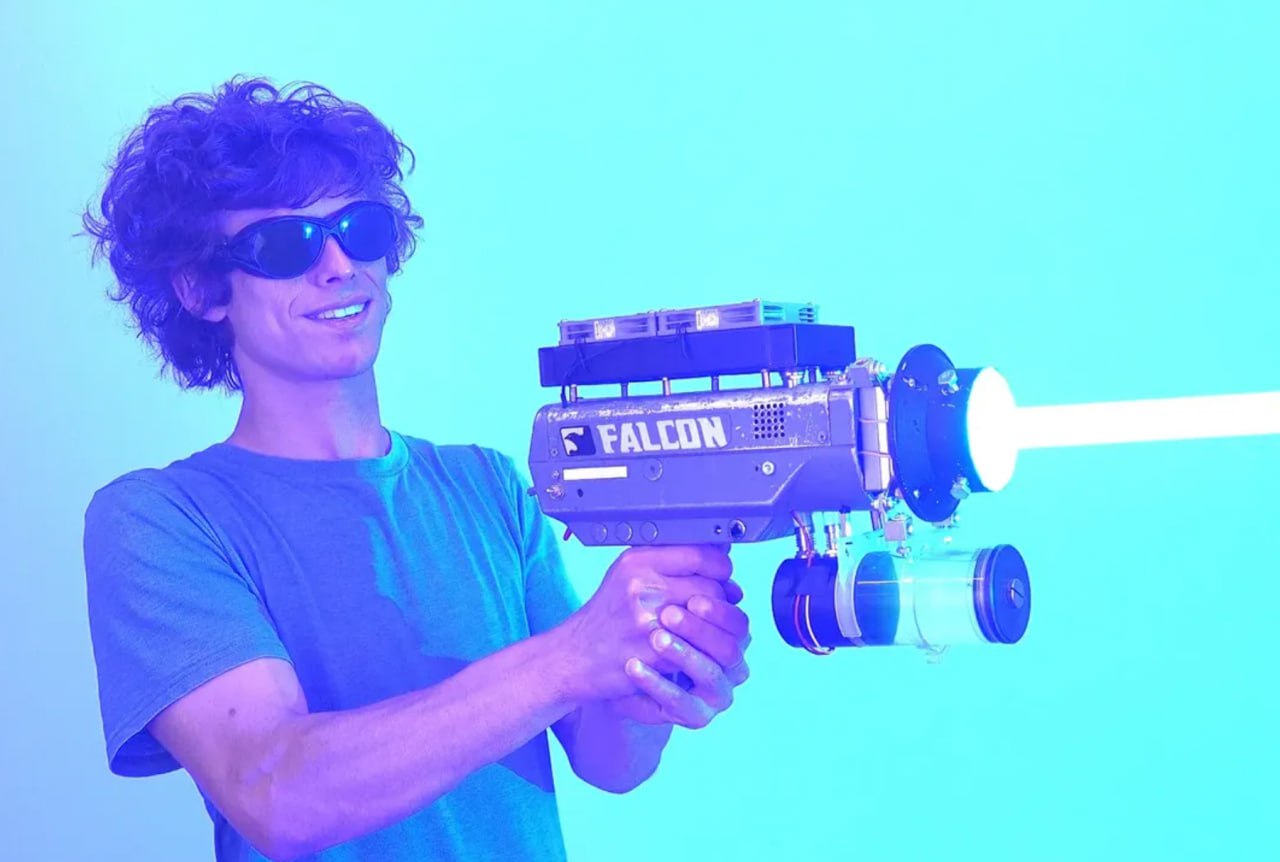 Блогер создал самый мощный лазер