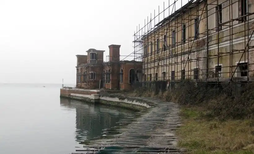 Остров Повелья, Италия