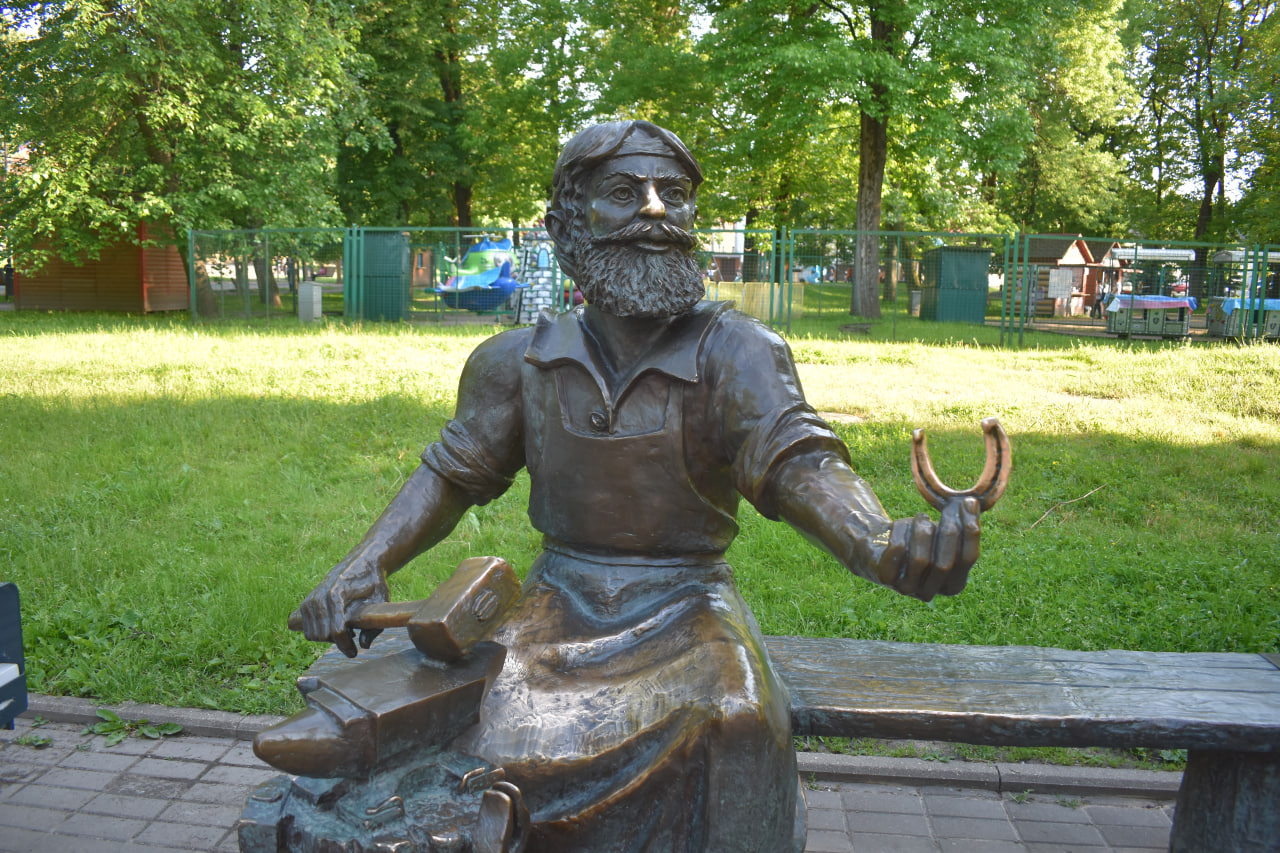 Псков скульптура Псковского скобаря