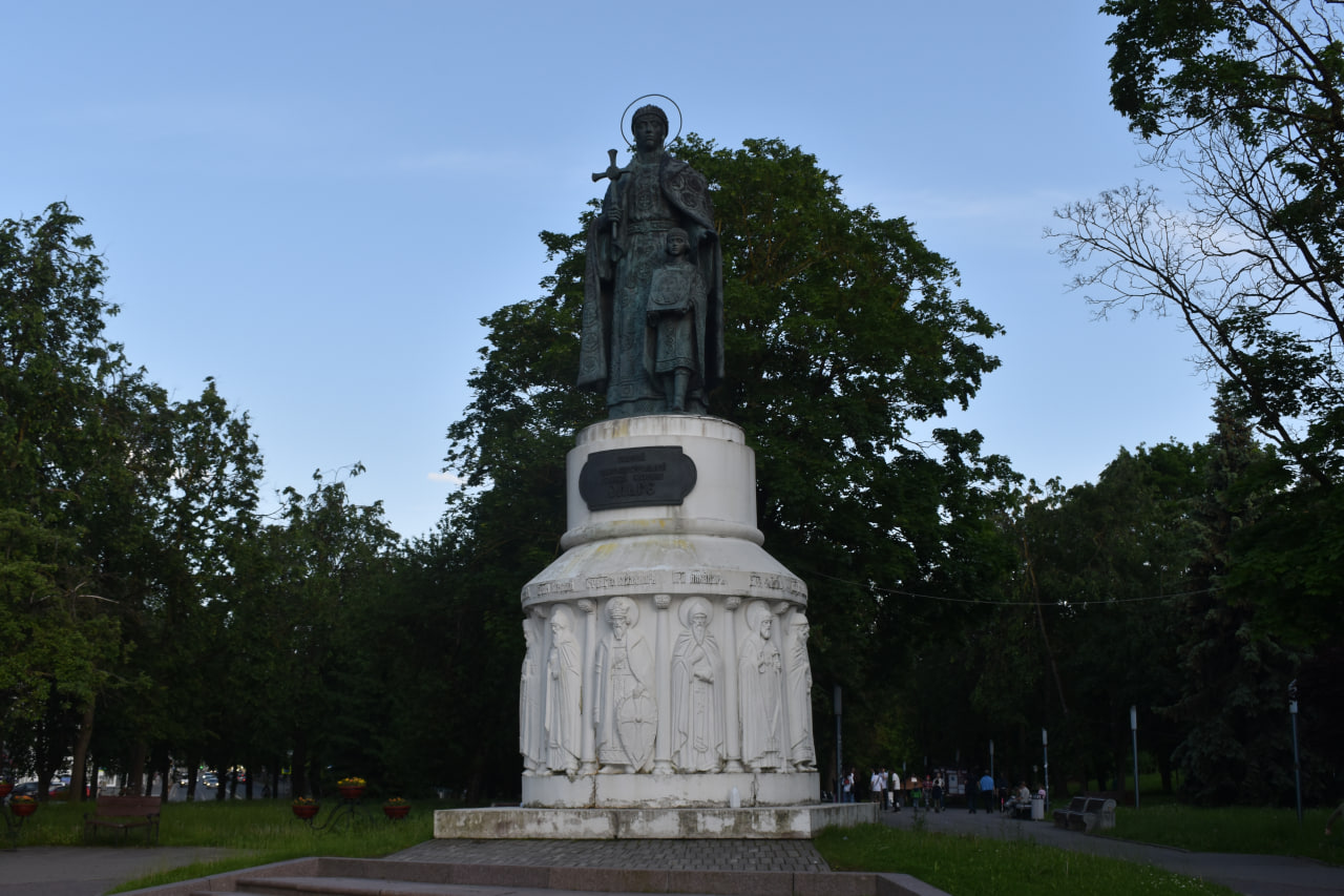 Псков статуя княгини Псковской.