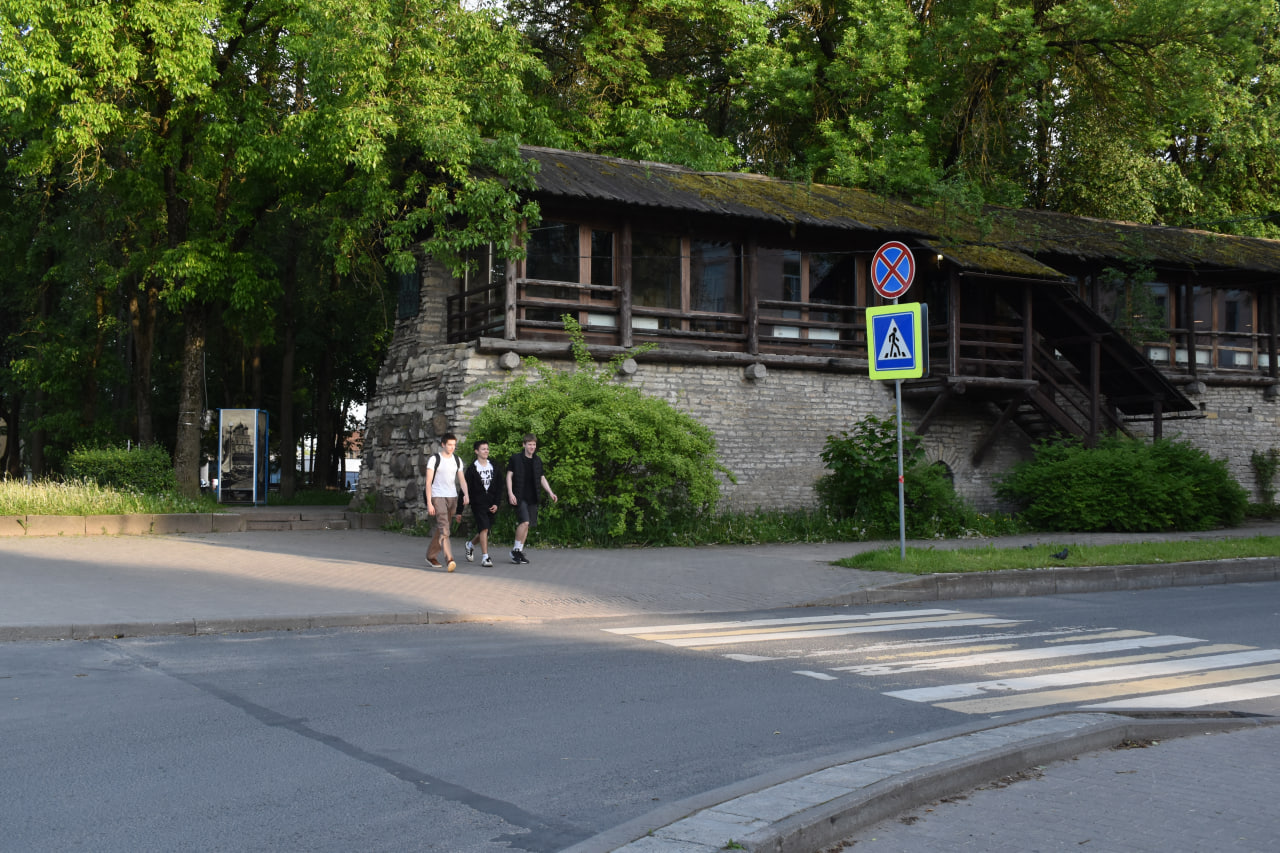 Псков развалины и кафе 