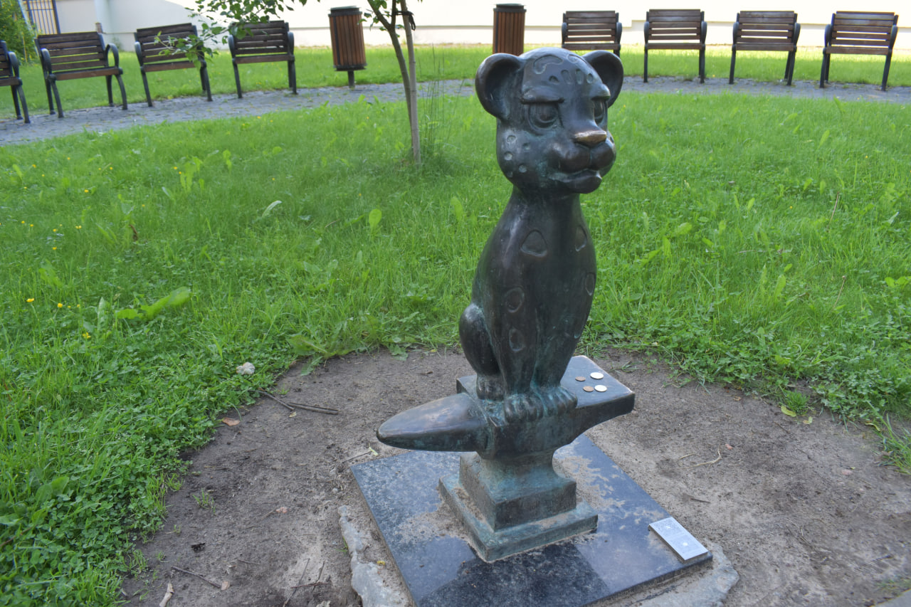 Псков скульптура Барсика