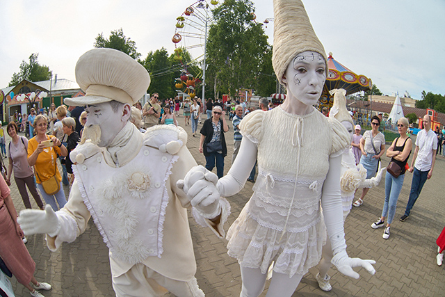 Уличная театральная постановка