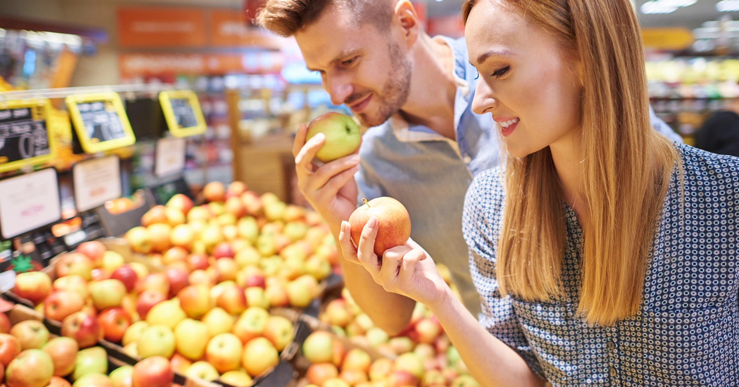 Пара выбирает фрукты