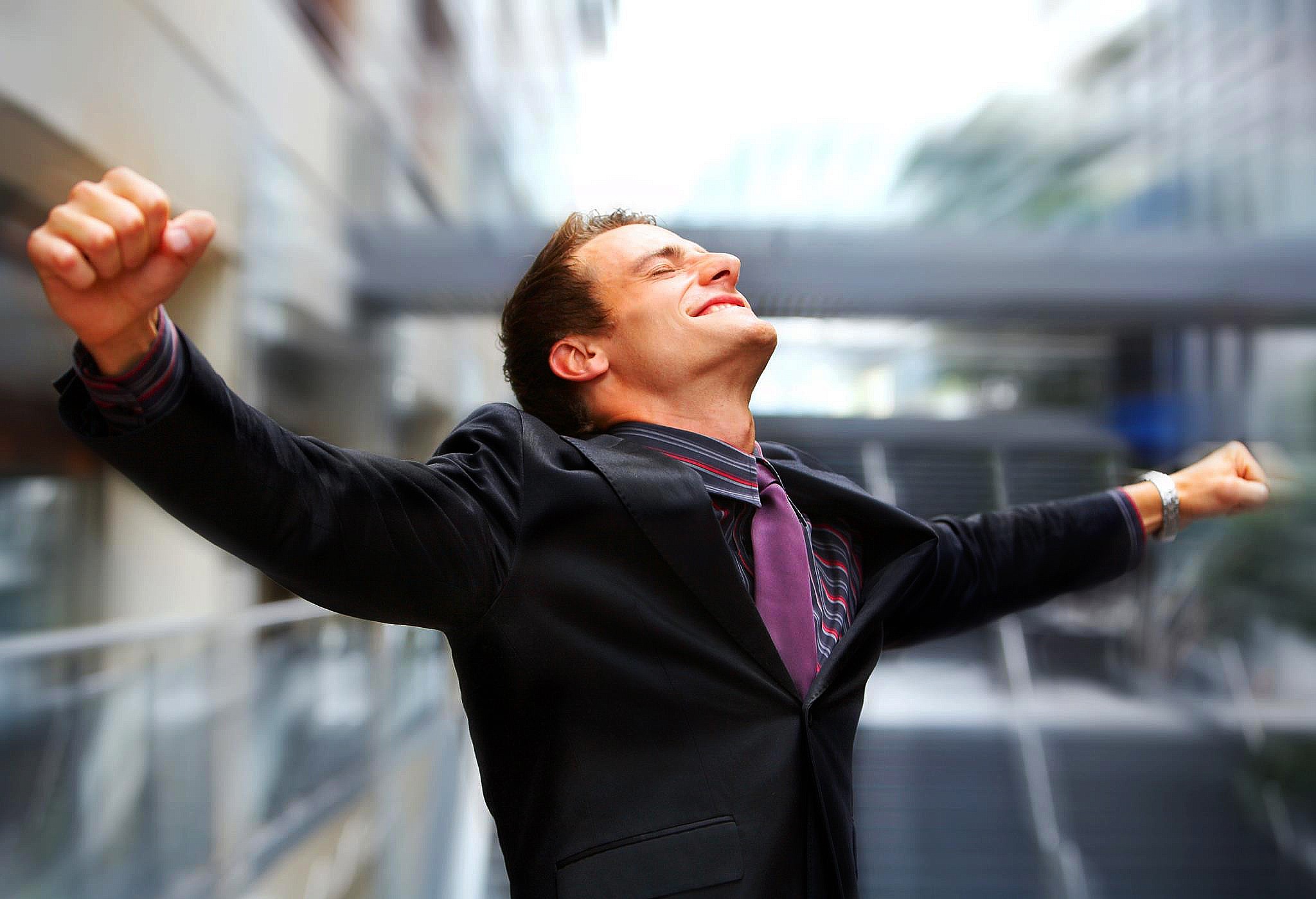 Мужчина радуется