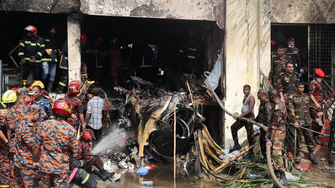 "Трагедия в Дакке: военный самолёт рухнул на колледж, десятки жертв"