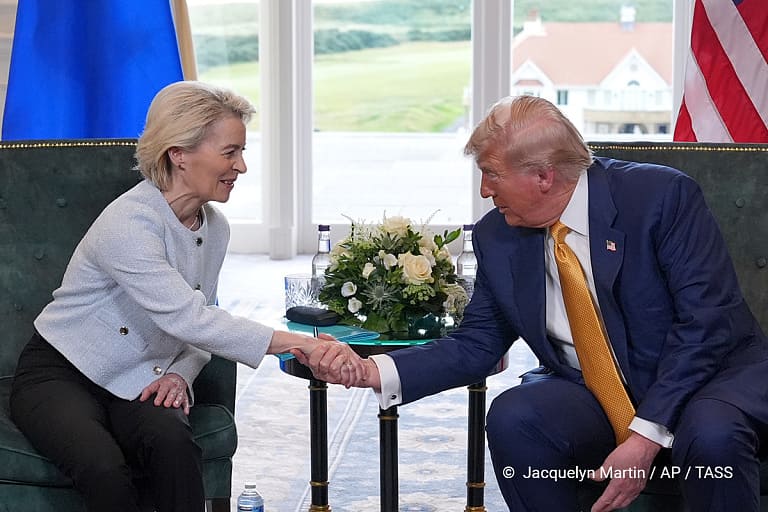 Трамп с Урсулой фон дер Ляйен жмут руки