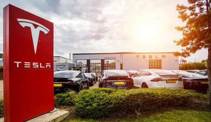 тесла лого на здании