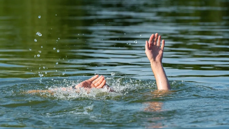 Человек тонет