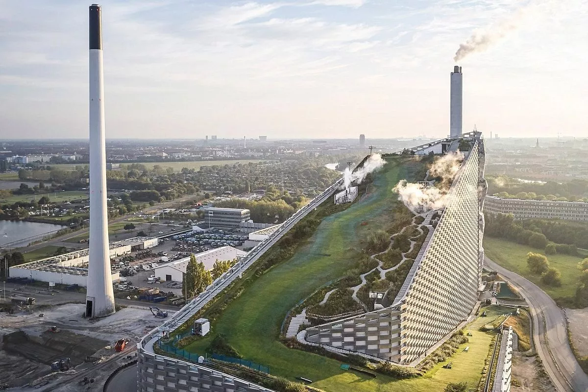 Лыжный спуск с крыши мусороперерабатывающего завода