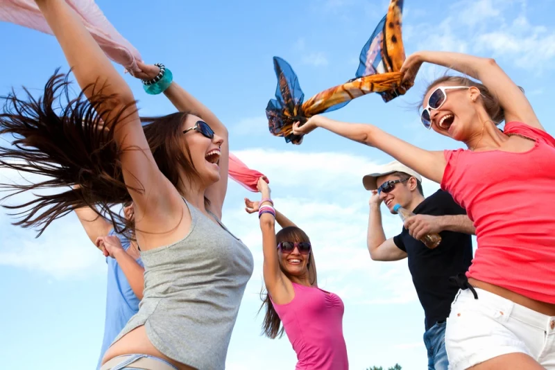 Молодые люди веселятся