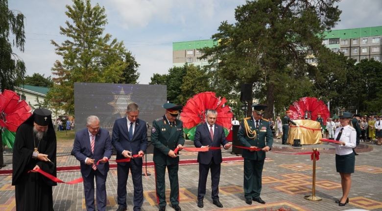 Сегодня в Гомеле открыли сквер ко Дню спасателя, но праздник на этом не закончился — где вечером будет водная феерия?