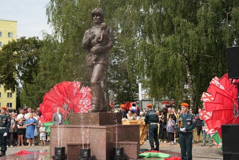 памятник спасателю Гомель