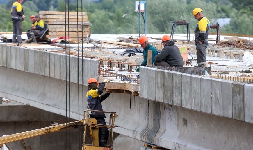 Рабочие на мосту через Припять