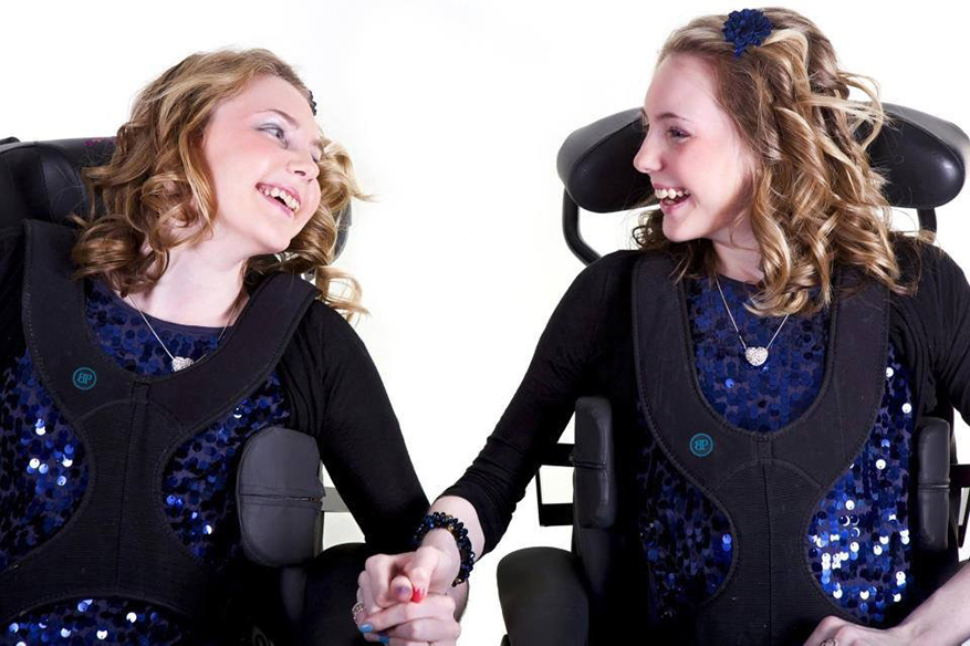 Катрин и Кирсти Филдс