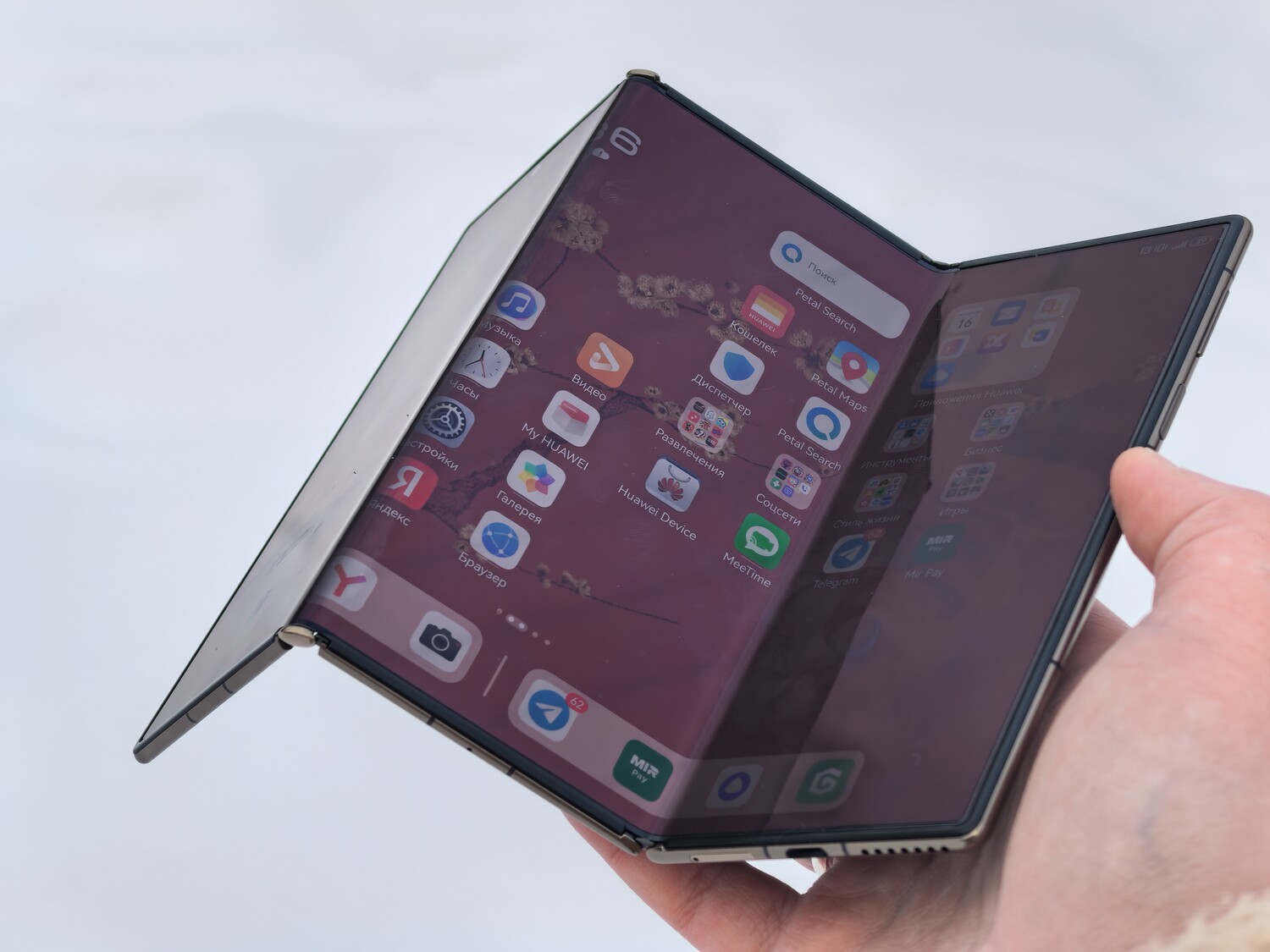 Samsung представила первый бюджетный складной смартфон Galaxy Z Flip7 FE и анонсировала трикладную новинку