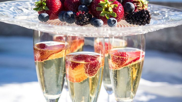 Шампанское и фрукты