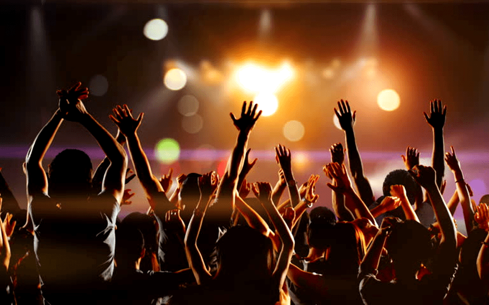 Люди танцуют