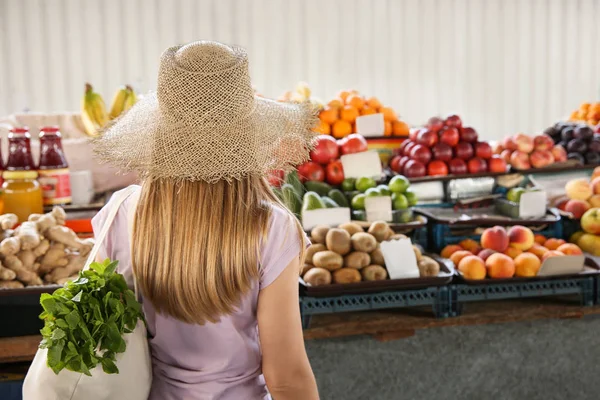 Девушка выбирает продукты