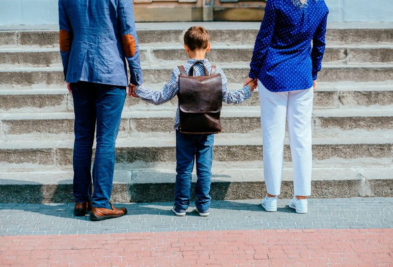 Родители и школьник