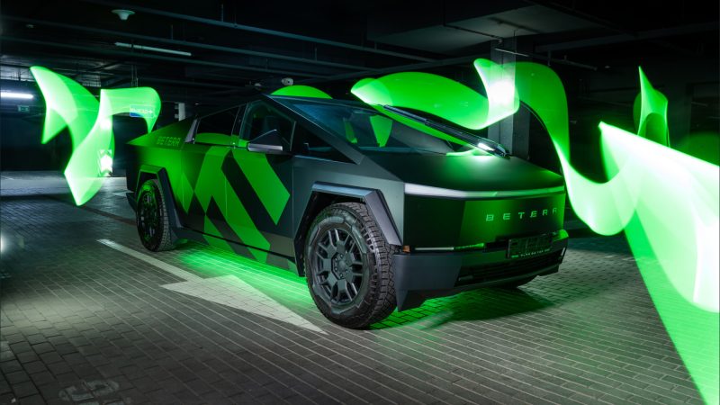 брендированный Tesla Cybertruck