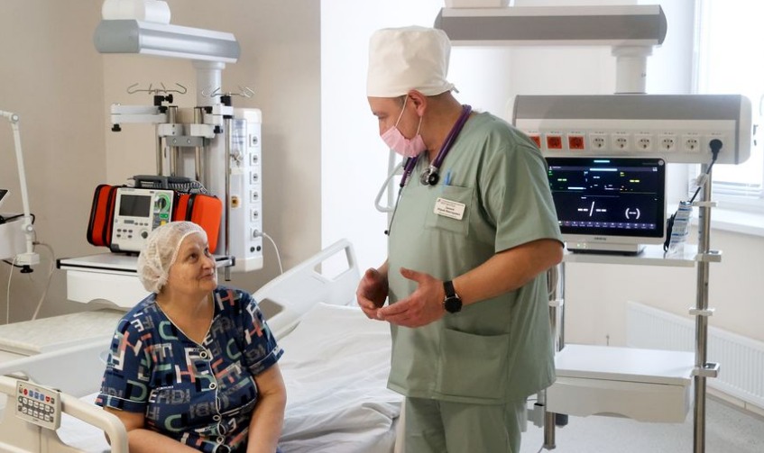 Доктор с пациентом в больнице  