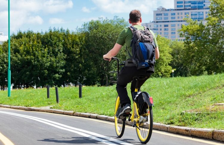 Мужчина едет на велосипеде