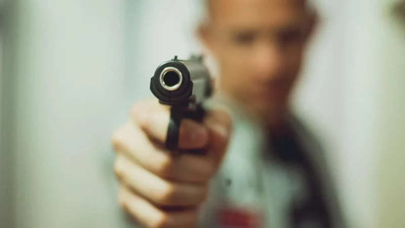 Подросток с пистолетом