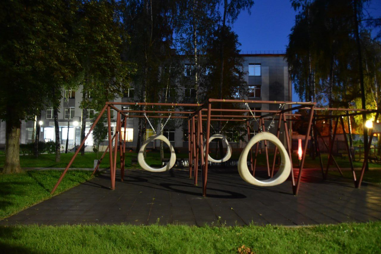 качели сломали