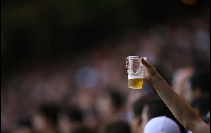 Стакан пива на трибуне