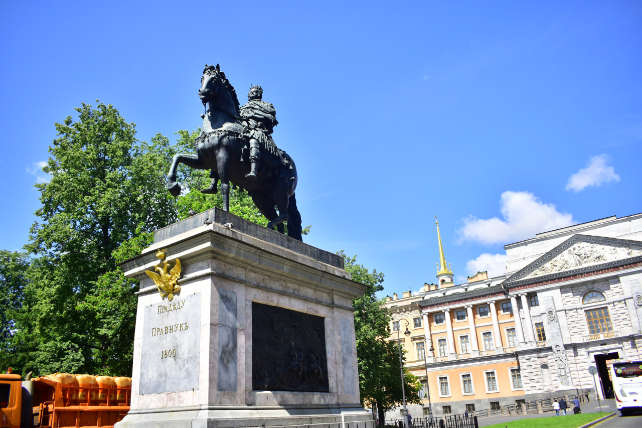 Санкт-Петербург памятник Петр Первый Михайловский замок
