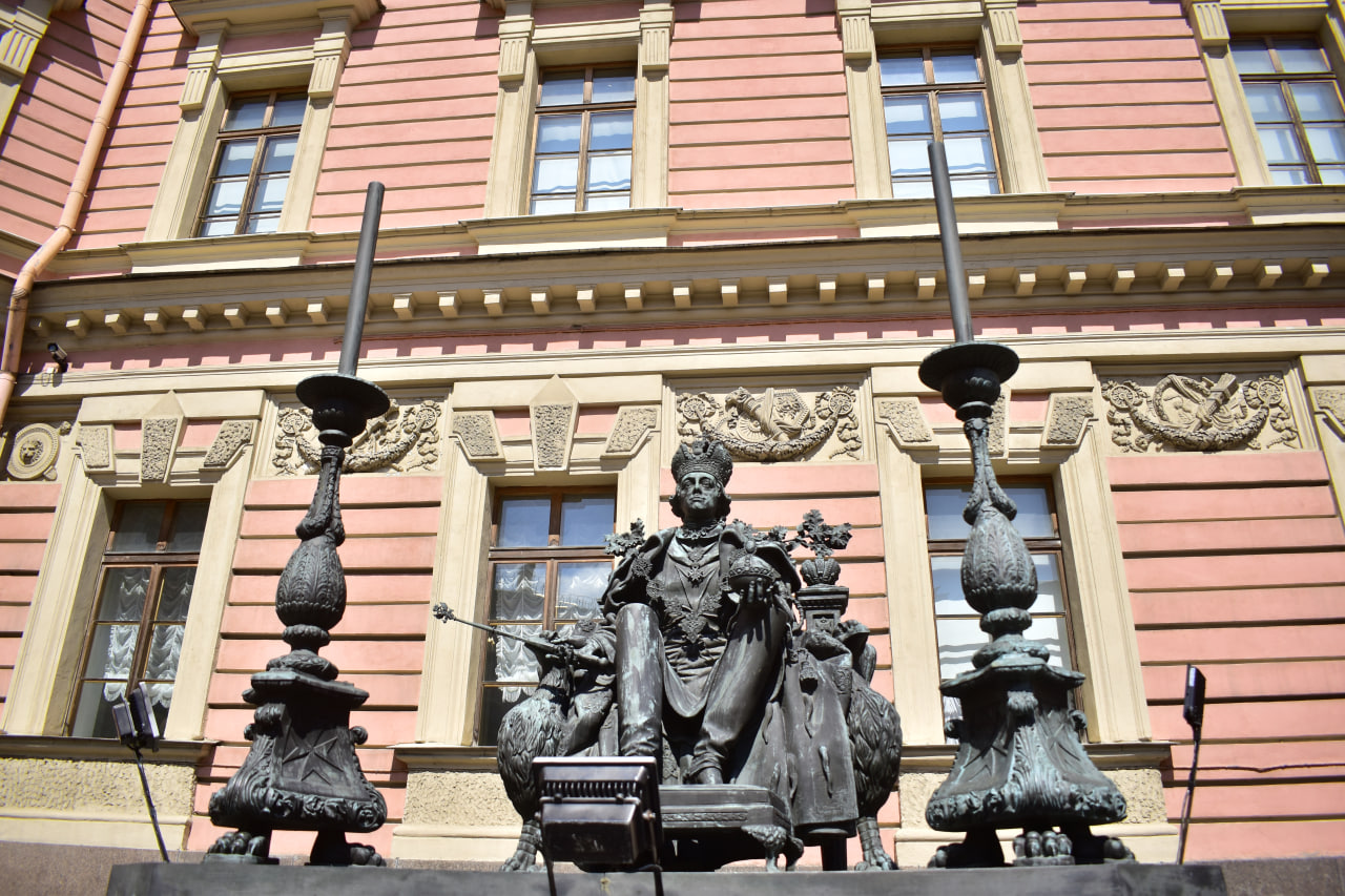 Санкт-Петербург Михайловский замок памятник Павел Первый