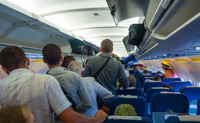 В Турции оштрафовали пассажиров за раннее вставание с мест в самолёте