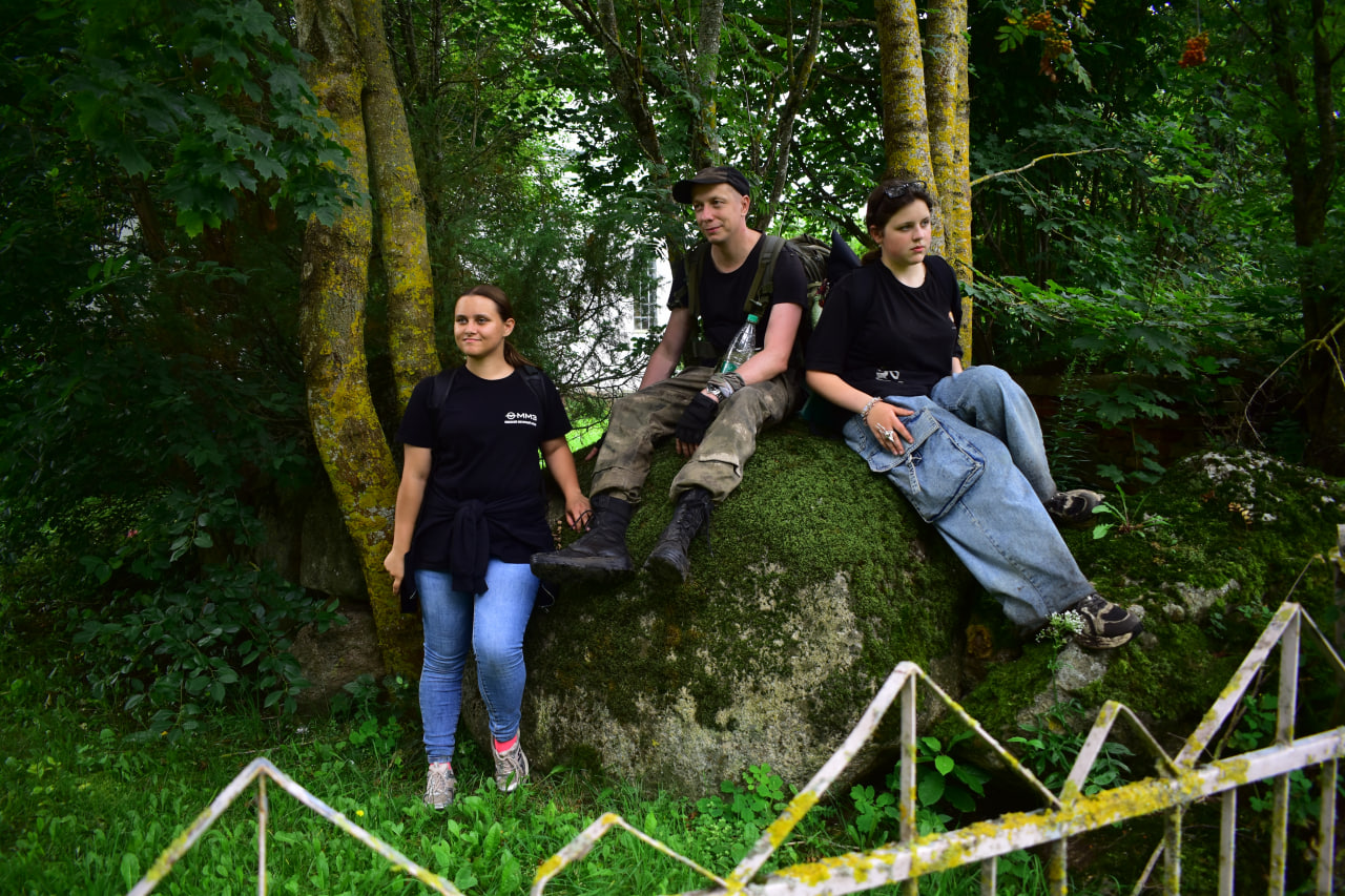 поход туристы туризм Городок ограда храм