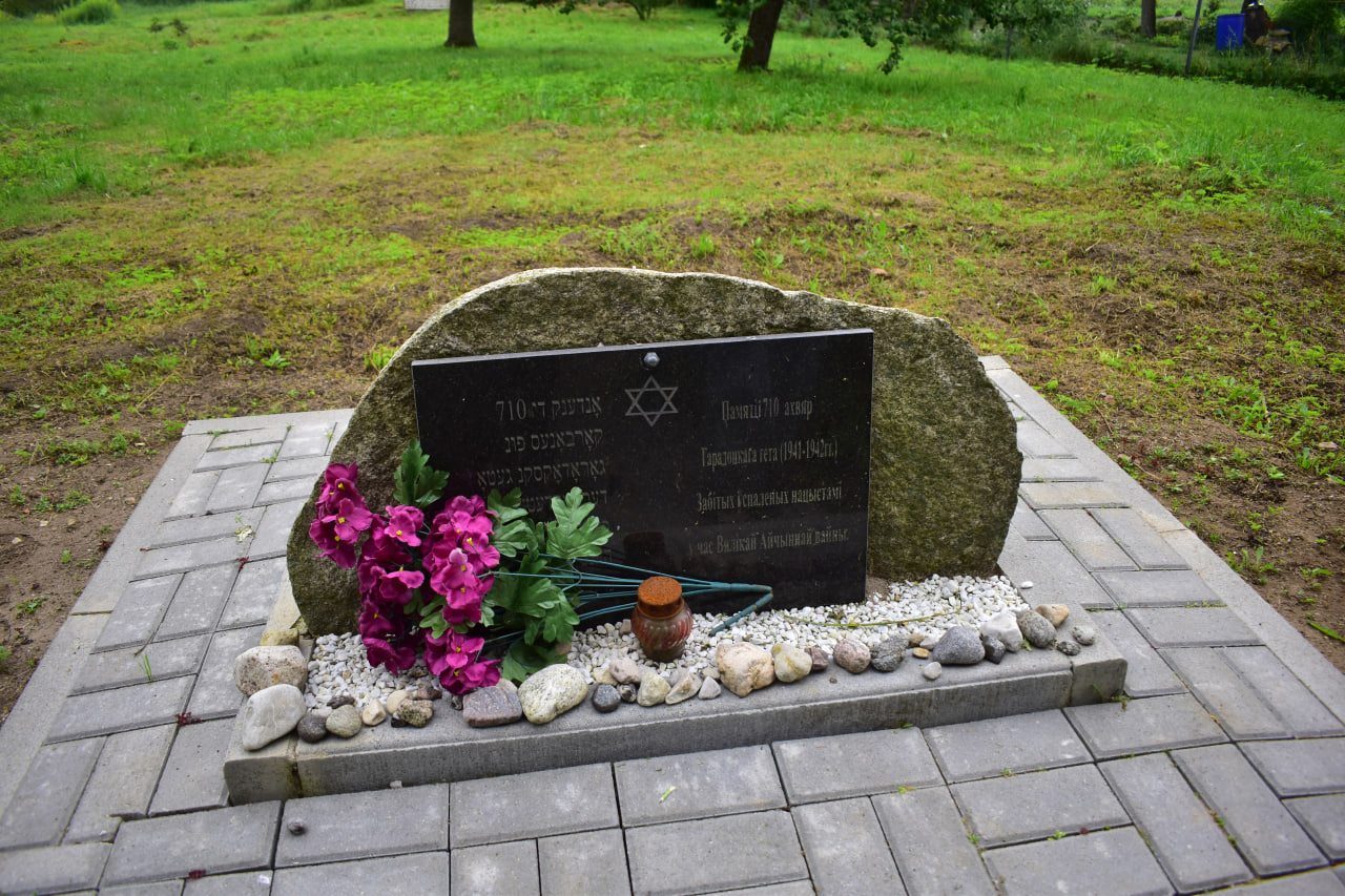 поход туристы туризм Городок памятник