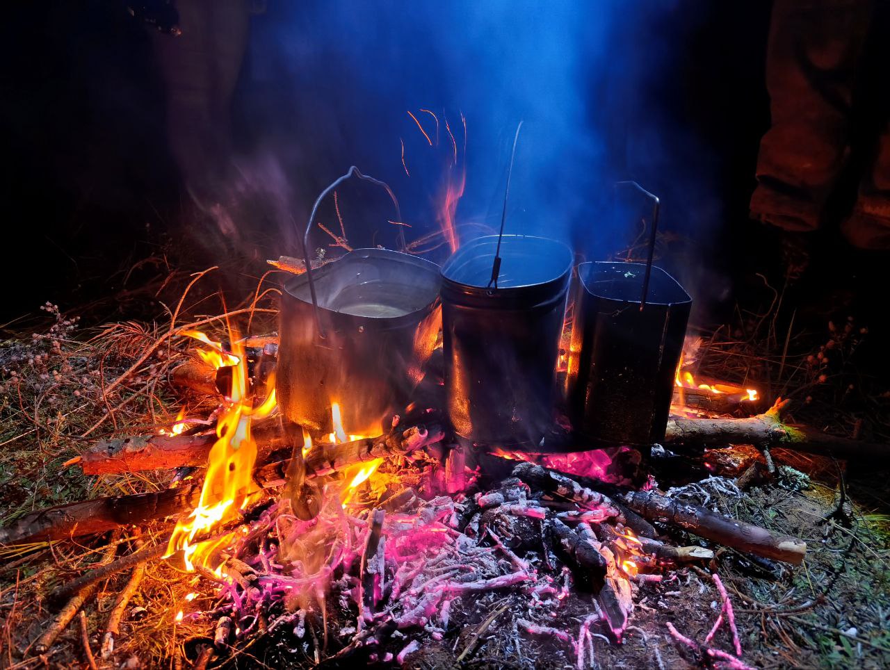 поход туристы туризм костер еда