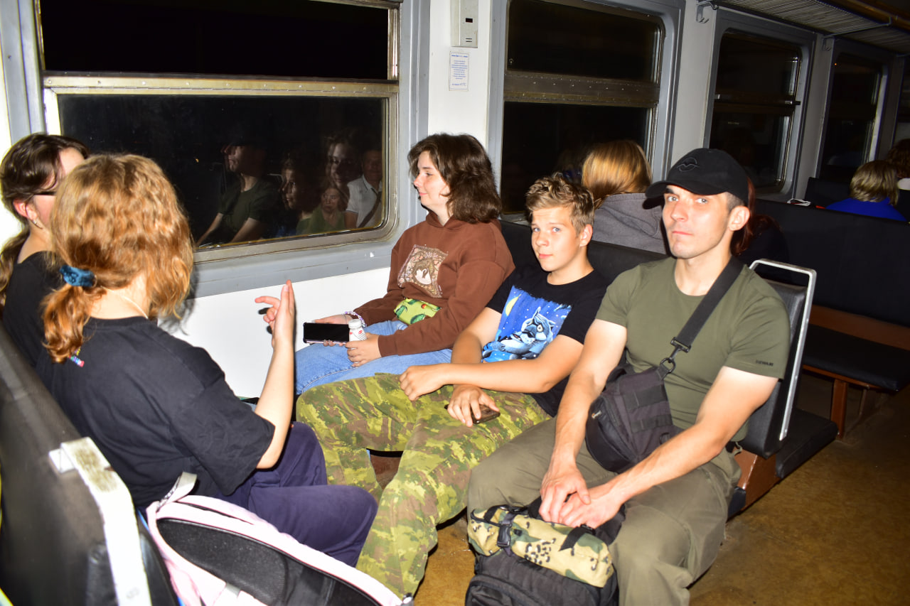 поход туристы туризм электричка