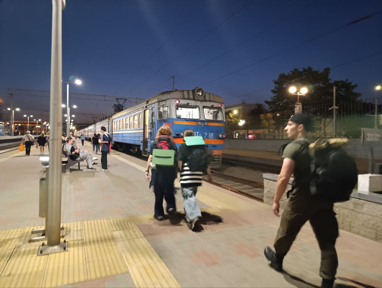 вокзал электричка поход туристы туризм