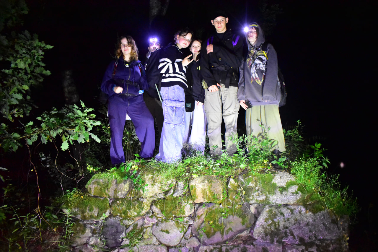 поход туристы туризм мельница руины