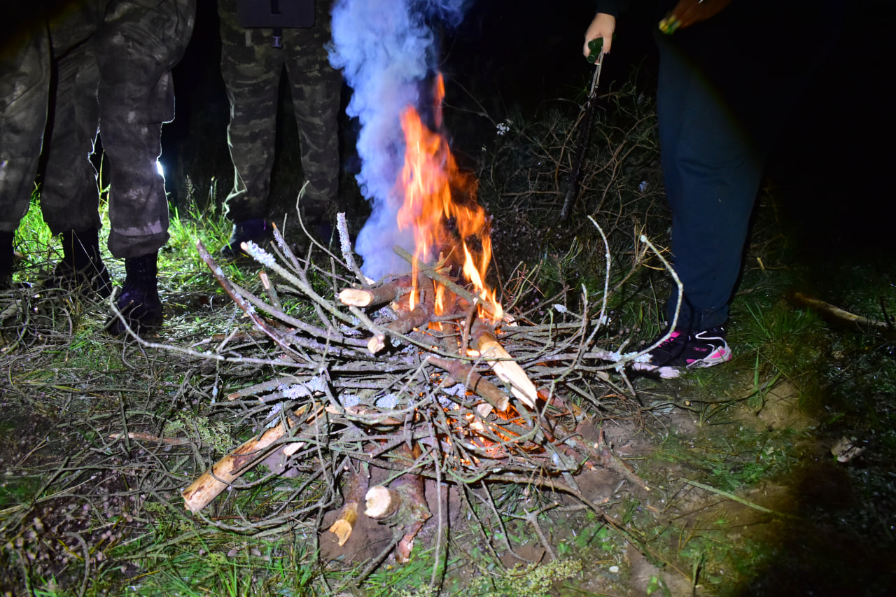 поход туристы туризм костер