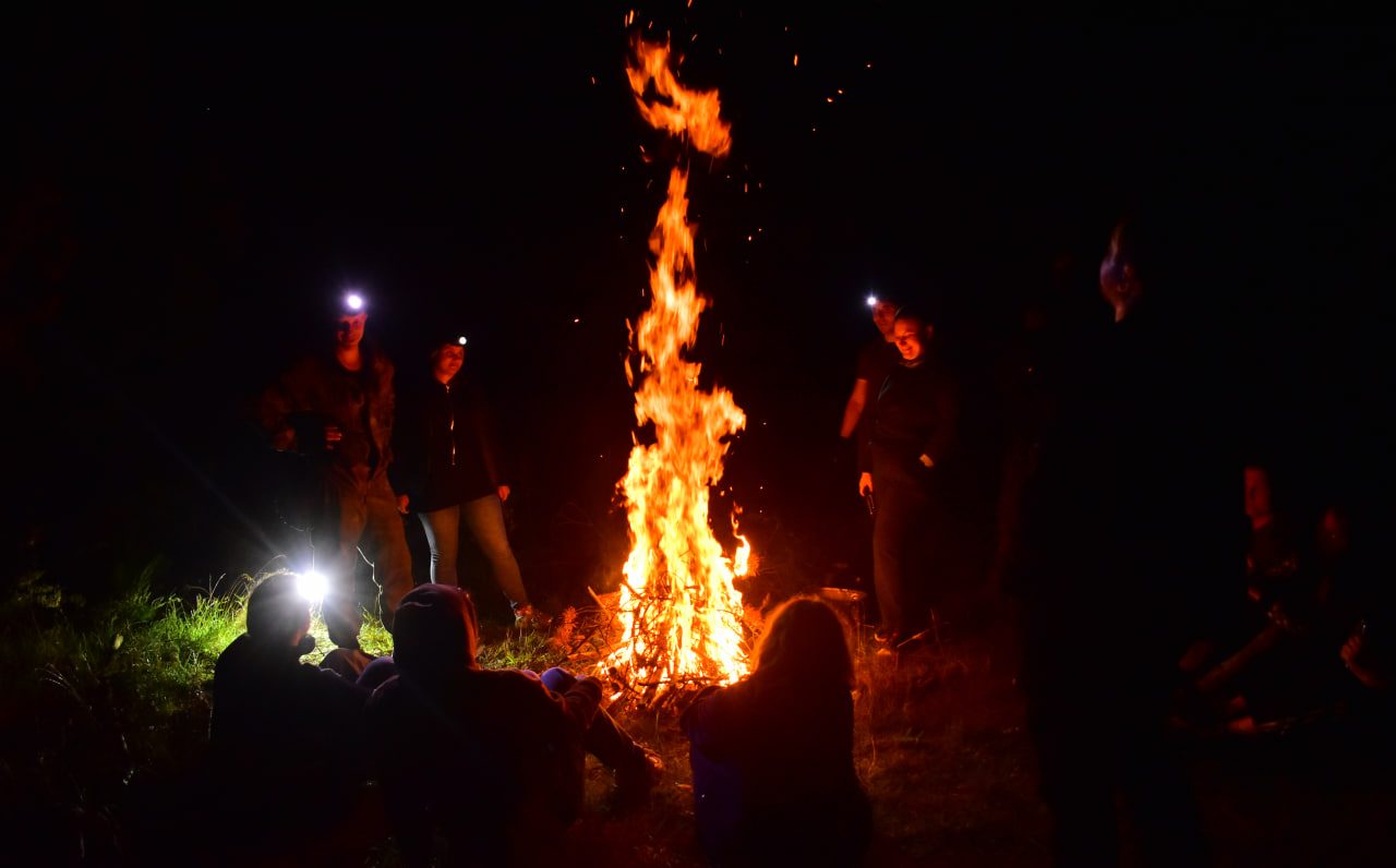 поход туристы туризм костер