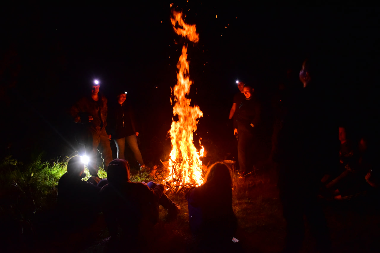 поход туристы туризм костер