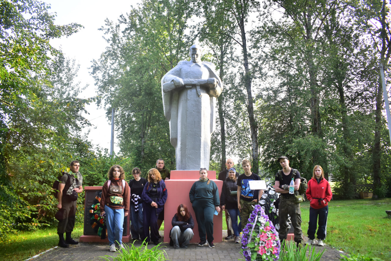 поход туристы туризм мемориал памятник ВОВ