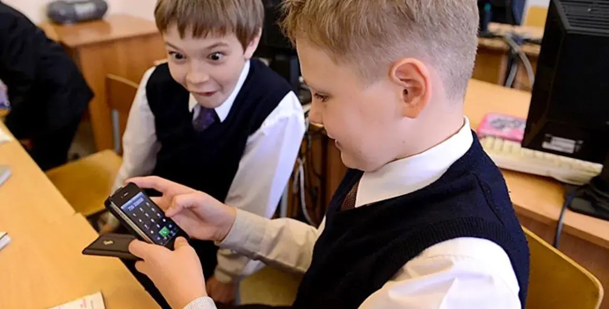 телефон у школьница